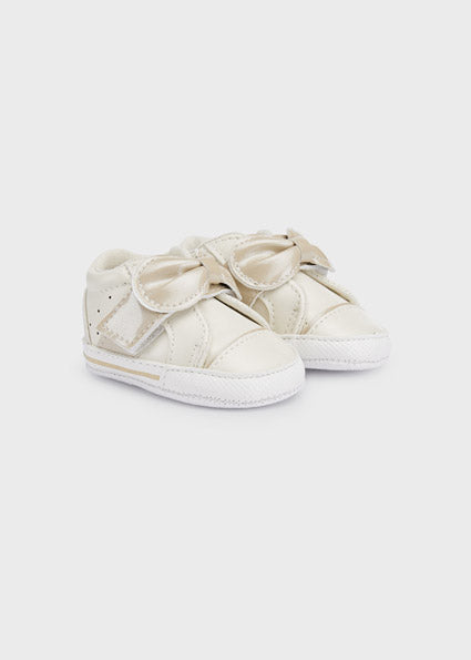 
            
                Load image into Gallery viewer, Cream Infant Girls Bow Velcro Sneakers - Select Size
            
        